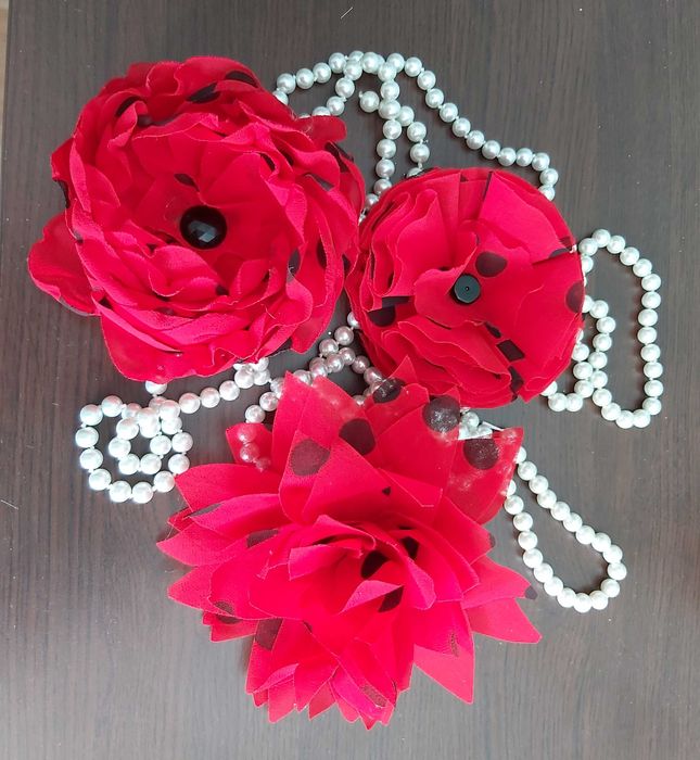 Брошки цветя от коприна