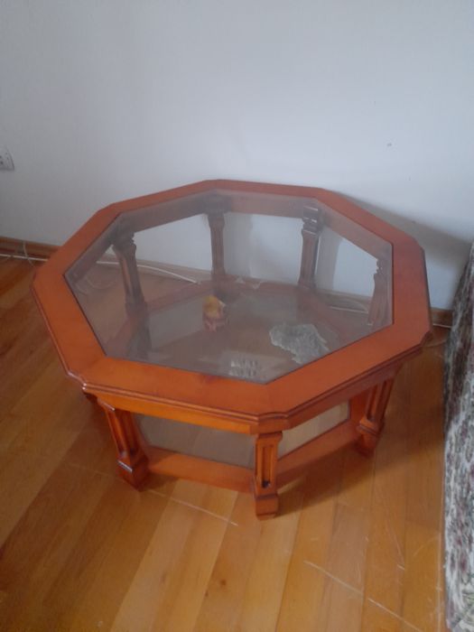 Masuta de lemn cu blaturi de sticla