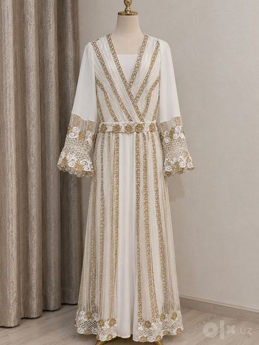 Oq tilla naqshlar bn bezalgan ko‘ylak sotiladi. Pollini made in Turkey