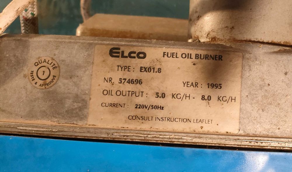 Продавам нафтов котел с горелка