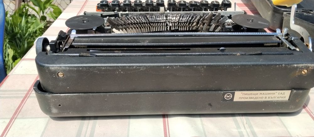 Пишеща българска машина в оригинално куфарче