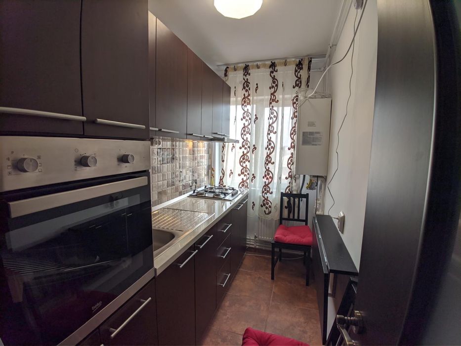 Închiriez apartament 3 camere – zonă centrală