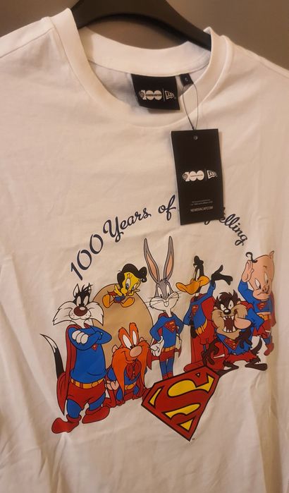 Tricou alb New Era cu un imprimeu grafic "Looney Tunes x DC Comics Superman mashup" din colecția aniversară de 100 de ani Warner Bros..