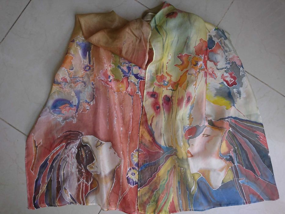 Шал, рисуван върху коприна със специални  бои. дърво на живота. любов