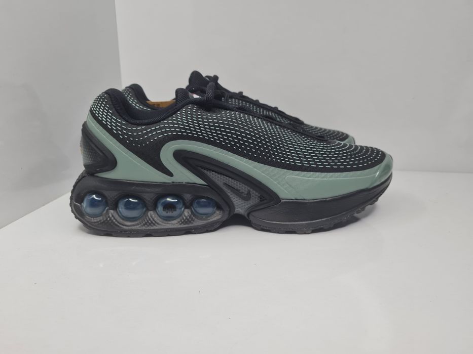 Маратонки Nike Air Max DN

Чисто нови без кутия 

Размер 41 стелка 26