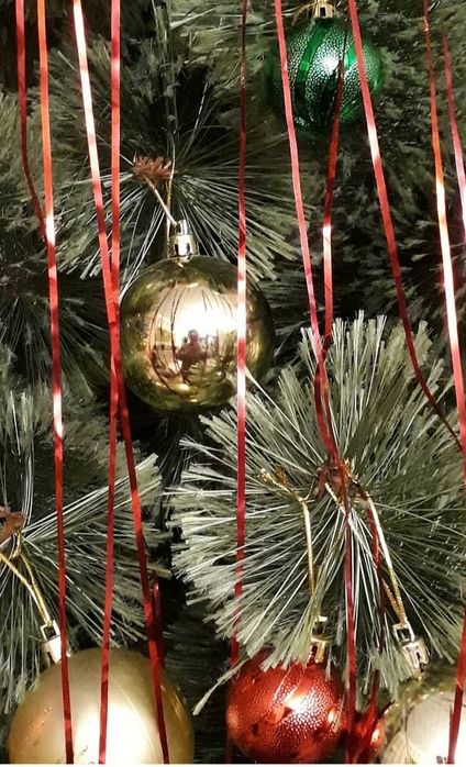 Новогодняя ёлочка вместе с игрушками .