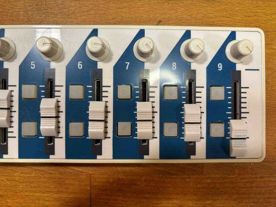 Korg Nanokontrol - USB MIDI controller, супер компактен