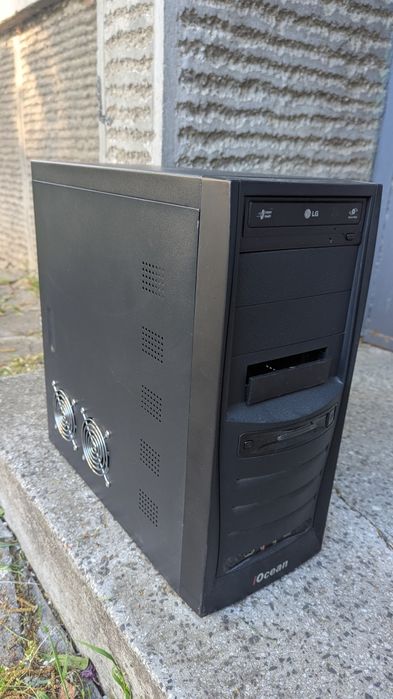 Настолен Компютър AMD 2.5GHz, 4GB RAM, 300GB HDD