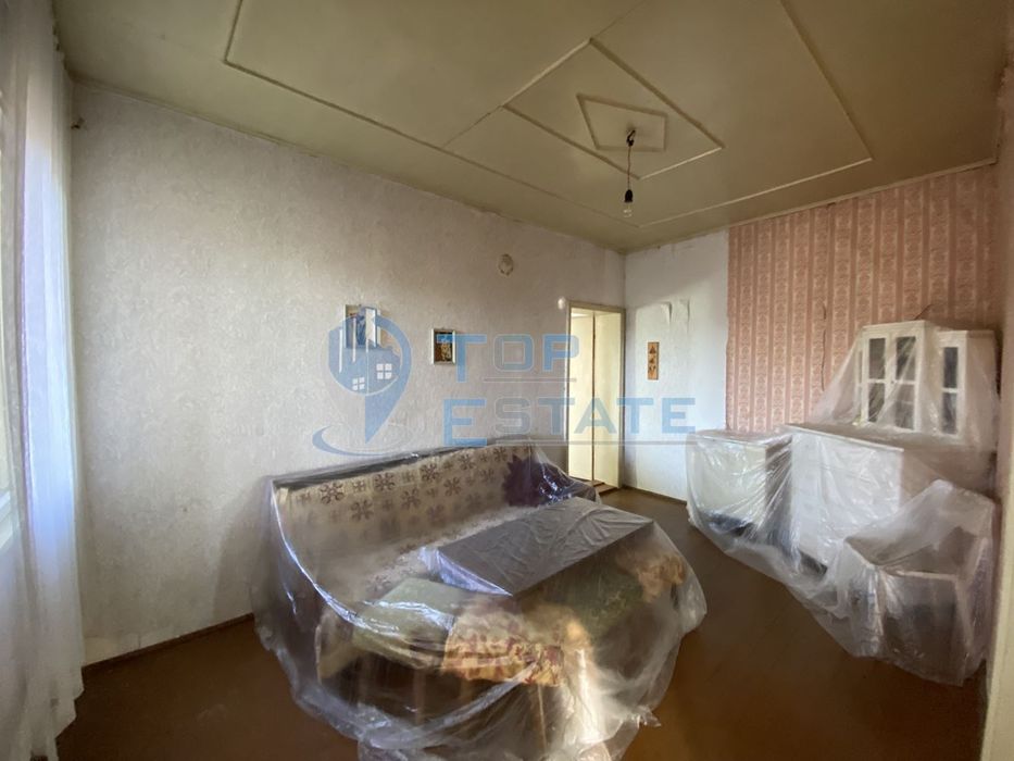 Едноетажна тухлена къща в близост до центъра на с. Патреш, област Вел