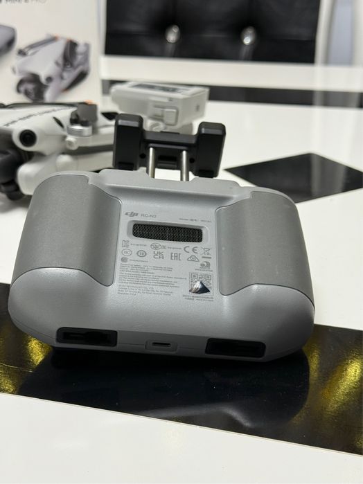 Drona DJI Mini 4 Pro – ca noua, folosita ocazional ( 3 baterii )