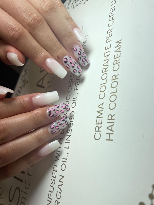 Manichiura si pedichiura la salon dar si la domiciliul clientei.