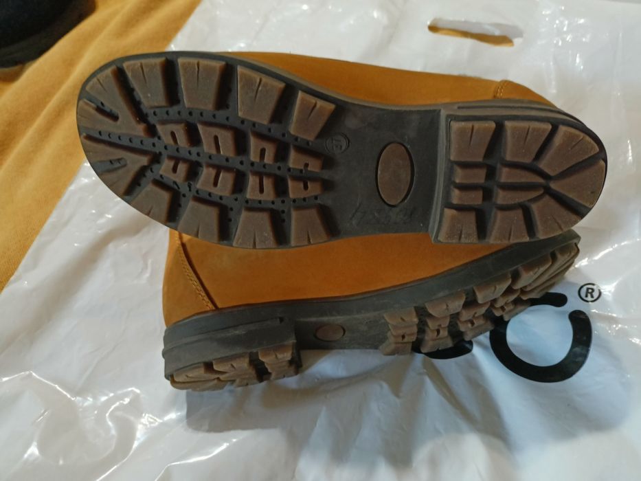 Продаются ботинки , тёплые , кожа 36