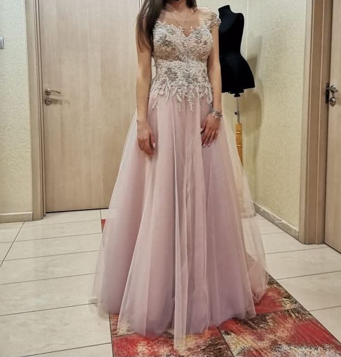 Продавам бална рокля