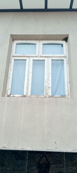 Eshik 2ta  razmeri 2.30/1.20 romlar 6 ta 1.50/1.40 2ta rom 2/1.40