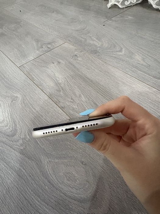 iPhone 11 белый .