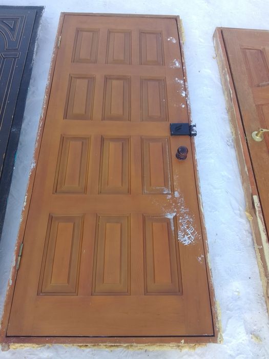 Продам двери входные.