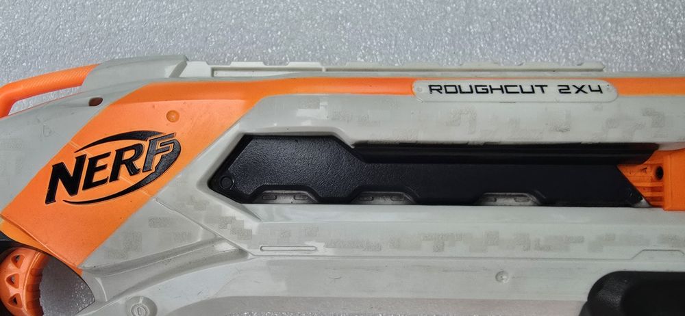 Pistoale Nerf Roughcut 2x4