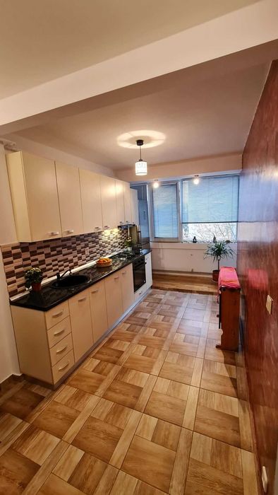 Vând apartament cu 3 camere