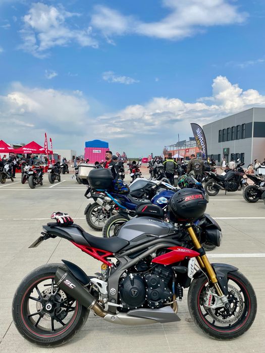 Triumph Speed Triple R 1050,  cu 17.406 km!