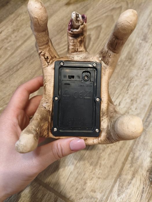 Halloween Zombie Hand – mâna scary cu sunete care merge singură – nouă