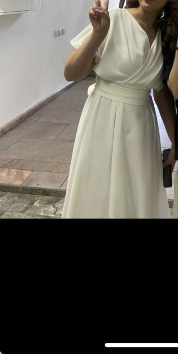 Белое платье с поясом