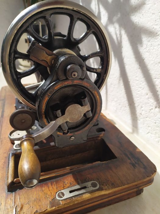 Ръчна шевна машина , работи но става и за екпонат