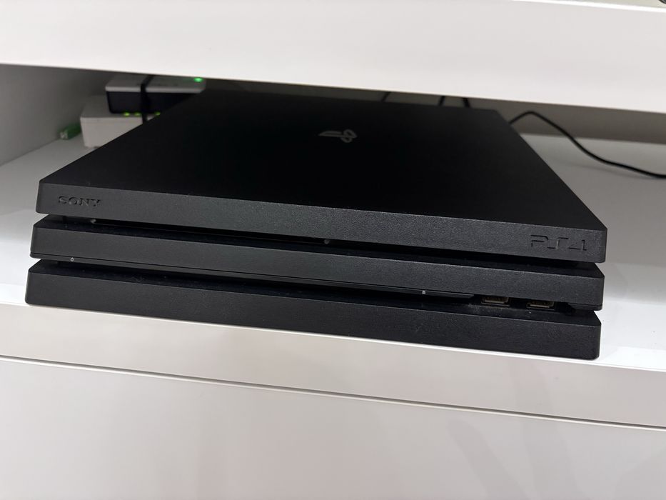 PlayStation 4 Pro – 1 TB – Stare foarte bună