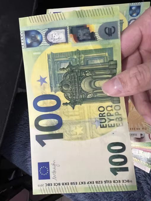 Реквизитни евро банкноти, пачки от €5, €10, €20, €50, €100, €200, €500