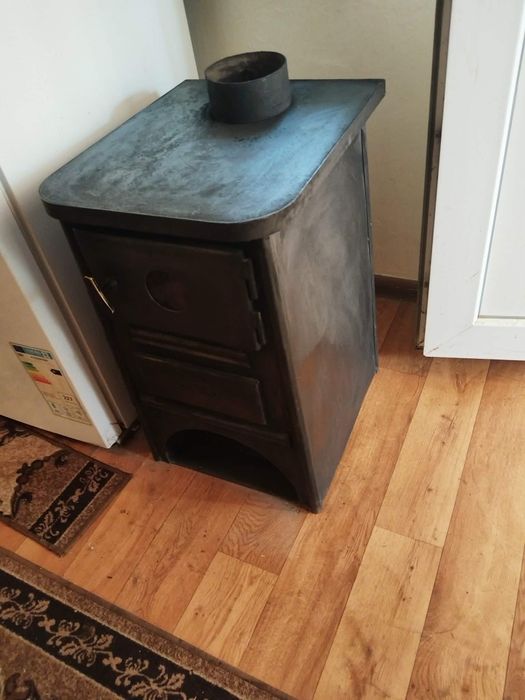 Продавам средна камина на дърва