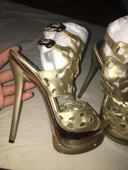 Россия обувь на шпильке.