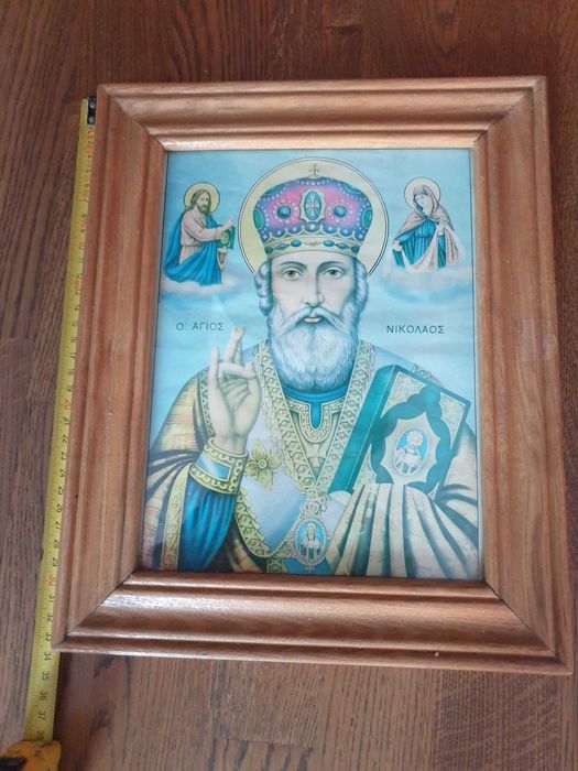 Vand o icoana deosebita, sfintita, reprezentand Maica Domnului cu Pruncul Iisus,  rama din lemn, bogat ornamentata cu motive traditionale in relief.