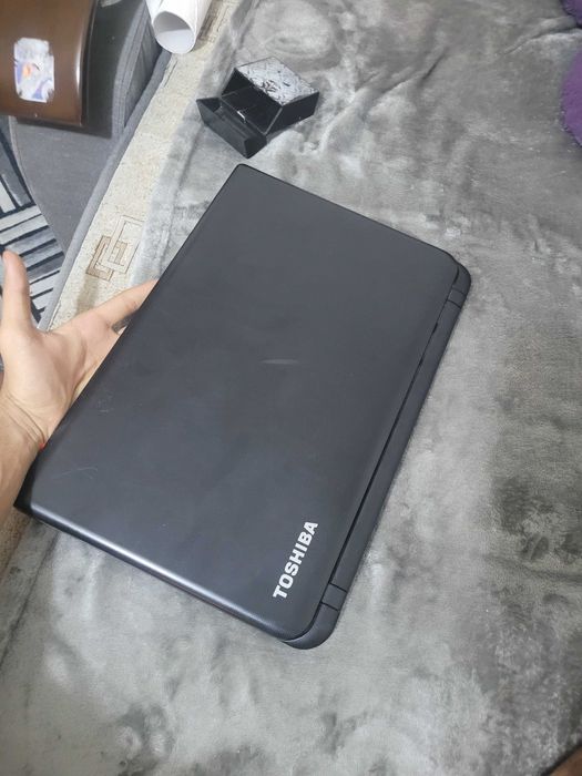 Vand sau schimb laptop toshiba