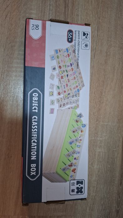 Joc educativ Montessori din lemn - Cutie sortare si clasificare 90 piese
