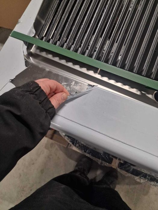 Gratar,Grill gaz cu roca vulcanica si placa striata si suport inchis