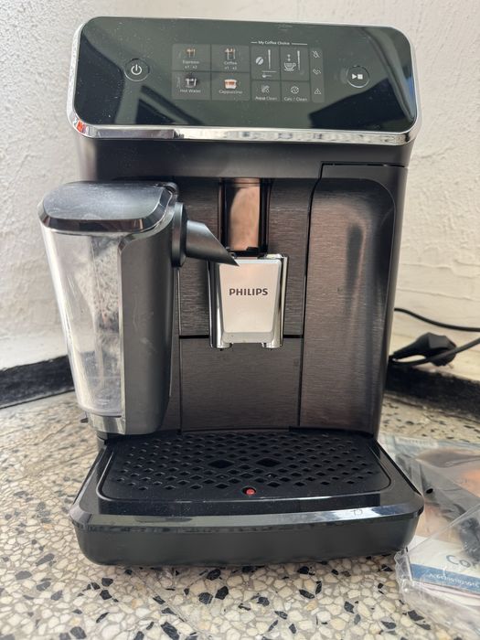 Кафеавтомат Philips 2300 EP2330/10, Автоматична Кафемашина LatteGo 4 Напитки, Тъч Дисплей, Керамична Мелачка, AquaClean, Тиха Работа 15bar
