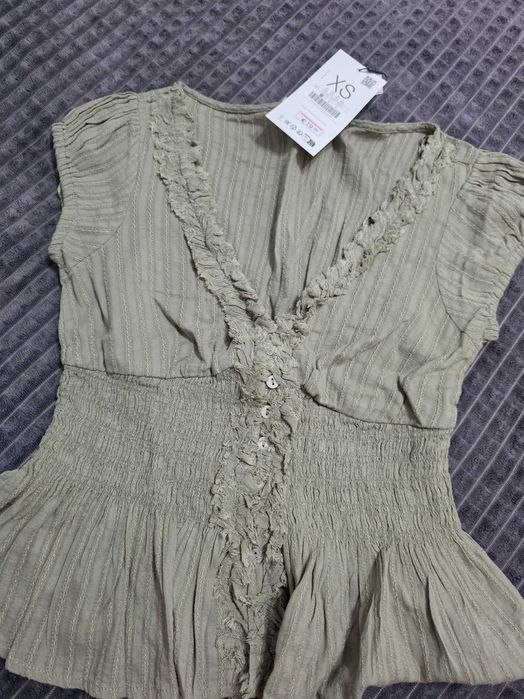 Дамски блузи и потници на Zara и Stradivarius