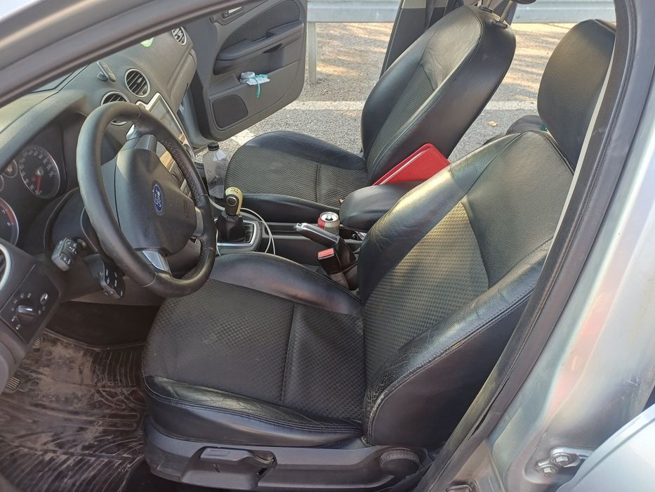 Vând ford focus.