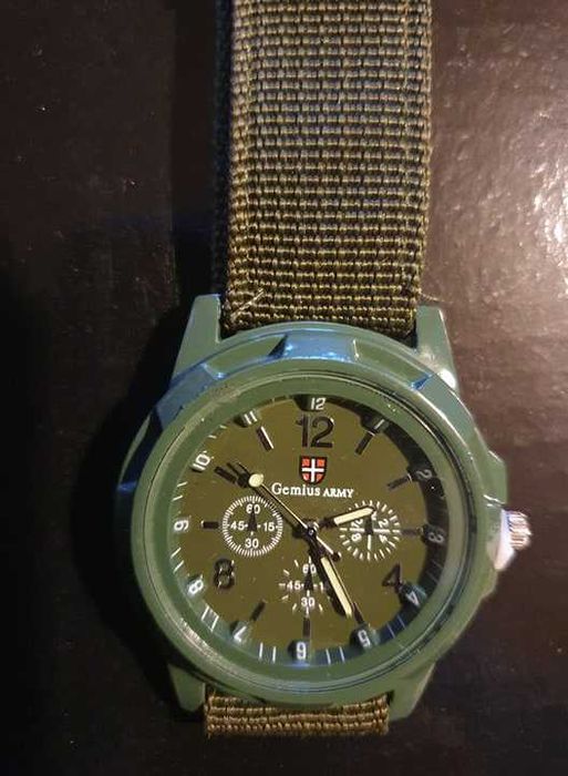 мъжки електронен часовник единична бройка-
НОВ