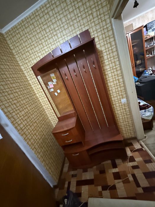 Шкаф прихожка с вешалками