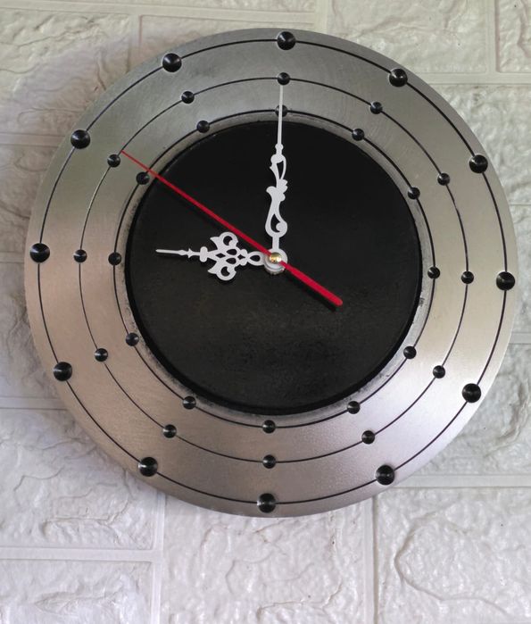 Ceas handmade făcut din disc de frână
