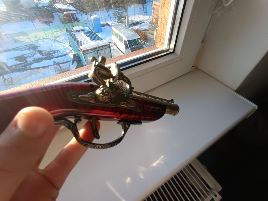 Brichetă tip pistol