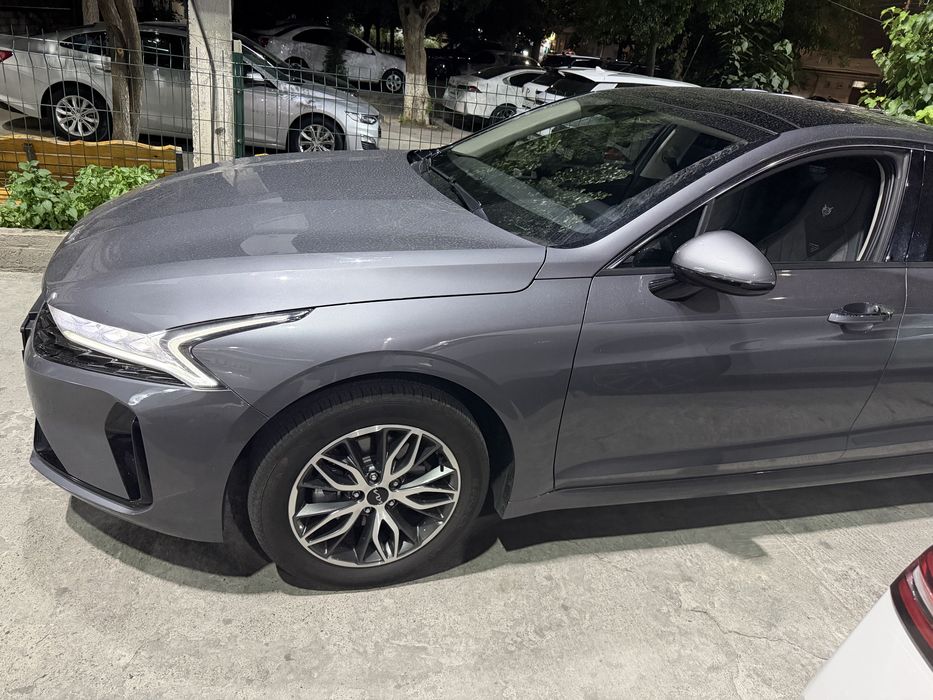 Kia K5 2024 comfort plus pozitsa mokri asfalt