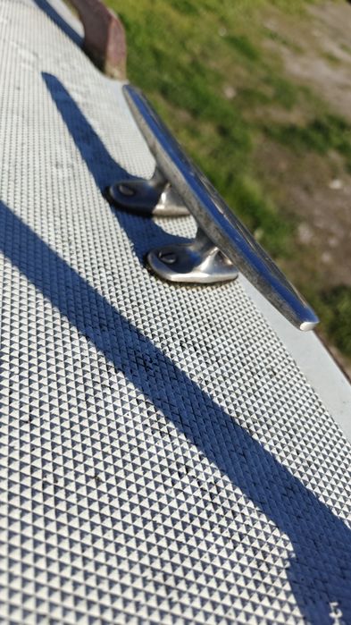 Ветроходна лодка яхта