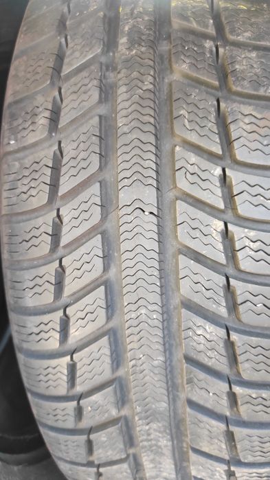Продавам 4бр зимни гумu 215/60R16