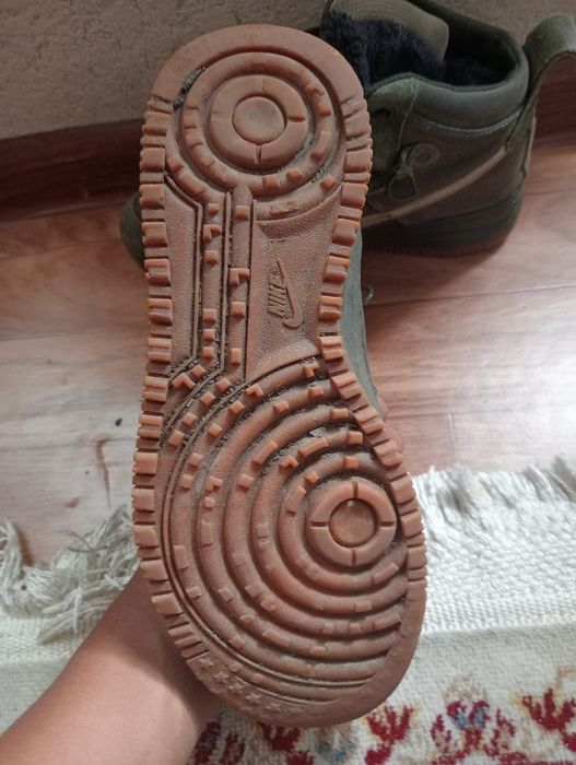 Зимние кроссовки Nike.