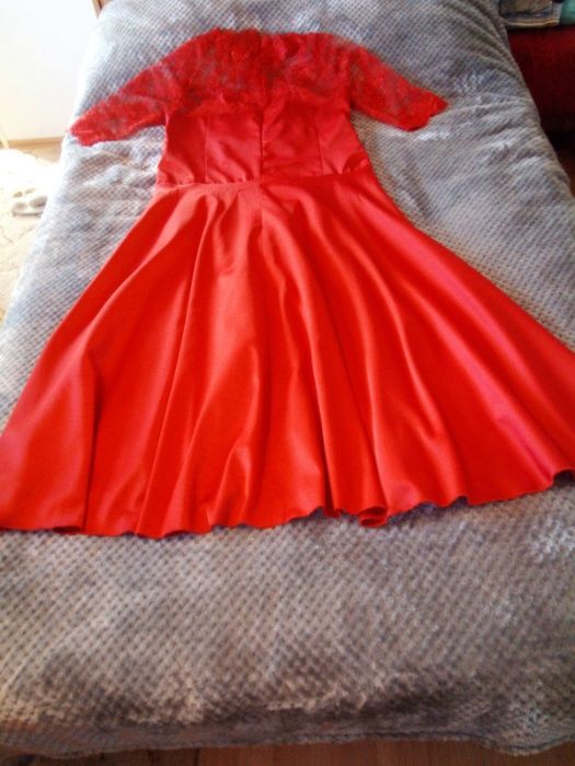 Червена официална рокля