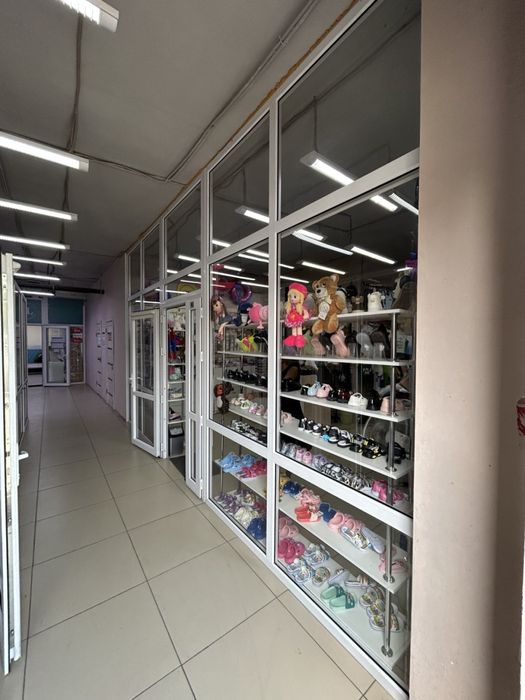 Торговые витрины для магазина / островка