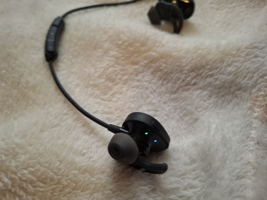 Vând căști bose ca noi