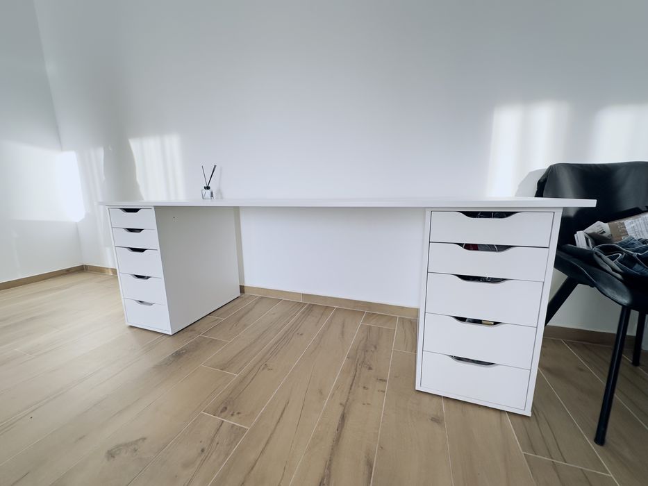 Birou alb cu sertare