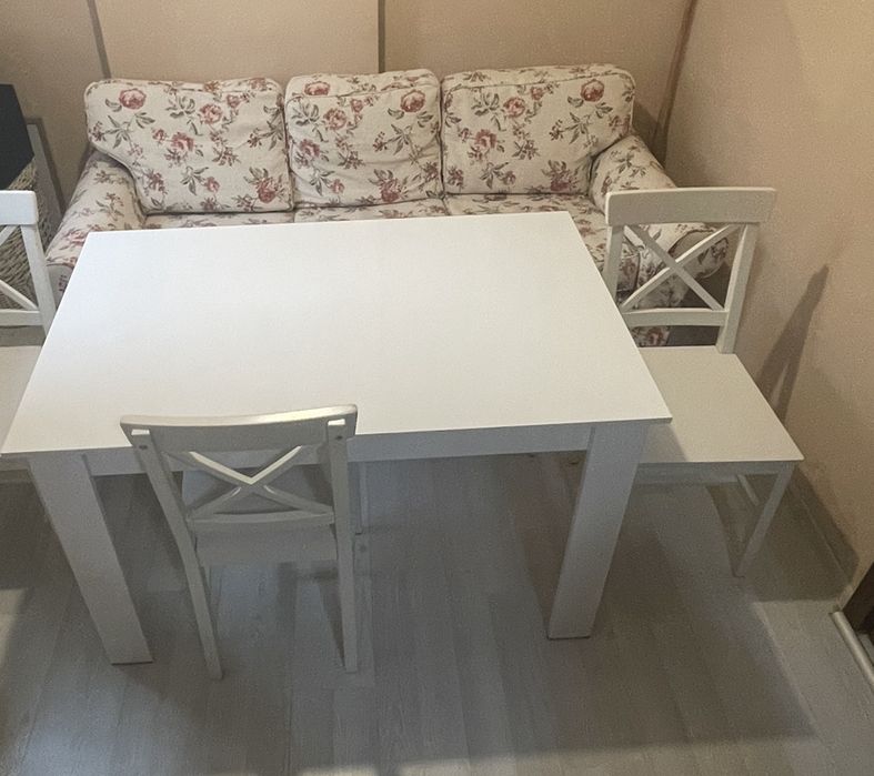 Бели маса и 6 стола за хухня